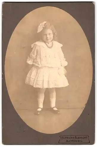 Fotografie Hermann Albrecht, Hamburg, Portrait kleines Mädchen im modischen Kleid