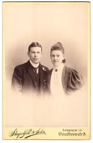 Fotografie Stapelfeld & Sohn, Limbach i / S., Dorotheenstrasse 8, Portrait junges Paar in eleganter Kleidung