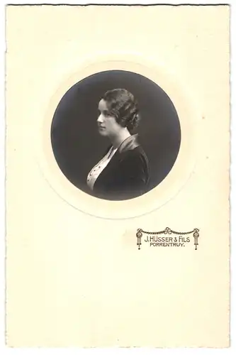 Fotografie J. Hüsser & Fils, Porrentruy, Brustportrait junge Dame mit zeitgenössischer Frisur
