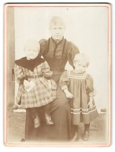 Fotografie unbekannter Fotograf und Ort, Portrait bürgerliche Dame mit zwei kleinen Töchtern