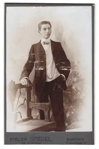Fotografie P. Neschen, Barmen, Wertherstrasse 23, Portrait junger Mann im Anzug mit Fliege