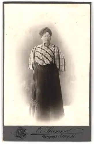 Fotografie O. Stremmel, Elberfeld, Portrait bürgerliche Dame in modischer Bluse und Rock