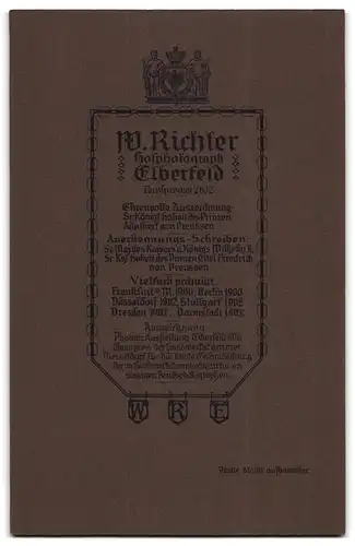 Fotografie W. Richter, Elberfeld, Portrait stattlicher Herr in eleganter Kleidung mit Zeitung