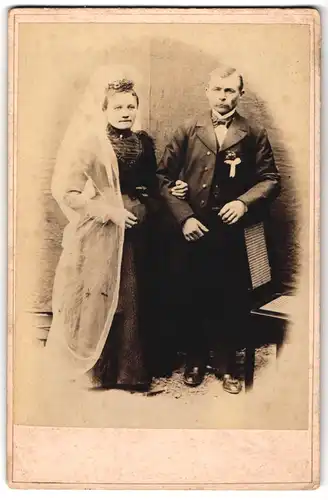 Fotografie unbekannter Fotograf und Ort, Portrait bürgerliches Paar in Hochzeitskleidung mit Schleier