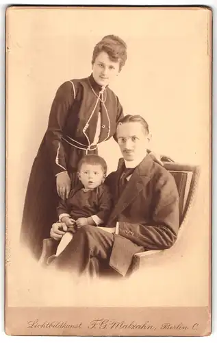 Fotografie F. G. Malzahn, Berlin C., Königstrasse 30, Portrait junges Paar in modischer Kleidung mit Kleinkind