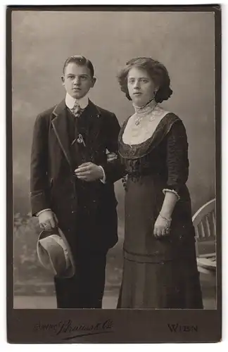 Fotografie Atelier Strass, Wien, Kohlmarkt 5, Junge Heranwachsende in formeller Kleidung stehen nebeneinander