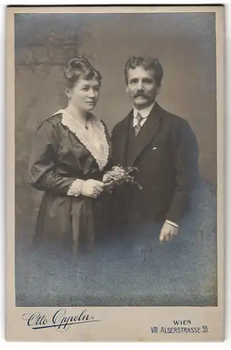 Fotografie Otto Oppeln, Wien, Alserstrasse 55, Paar mit glücklichem Gesichtsausdruck schauen in die Kamera