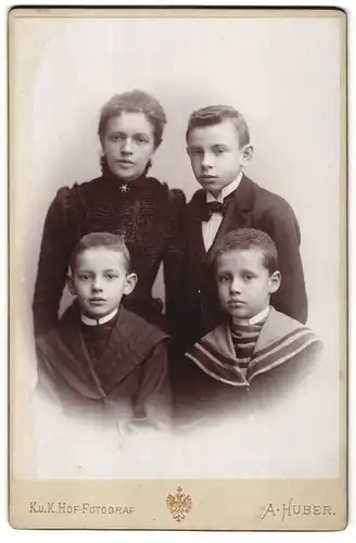Fotografie A. Huber, Wien, Stefansplatz 2, Mutter mit Ihren drei Söhnen in eleganter Kleidung