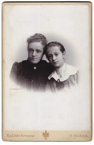 Fotografie A. Huber, Wien, Stefanplatz 2, Kind mit Flechtfrisur zusammen mit der Mutter