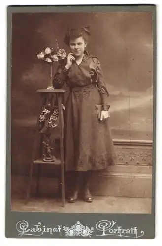 Fotografie Cabinet Portrait, Ort unbekannt, Frau blick verschmitzt in die Kamera