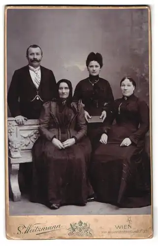 Fotografie S. Weitzmann, Wien, Calvarienberggasse 37, Familie mehrerer Generation in schwarzer Kleidung