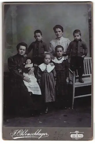 Fotografie Jos. Ohlenschlager, Wien, Vierthalergasse 5, Grossfamilie mit Mutter und Tante in eleganter Kleidung
