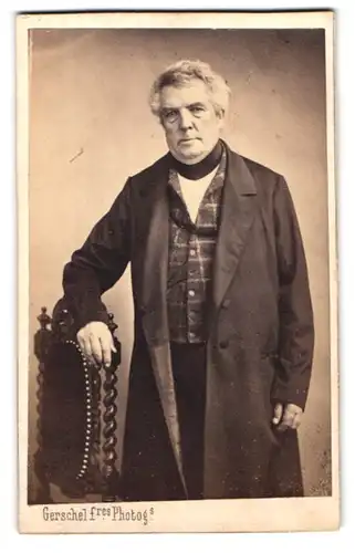 Fotografie Gerschel Freres, Strasbourg, Place Kleber 31, Portrait alter Mann mit karierter Weste und dunklem Mantel