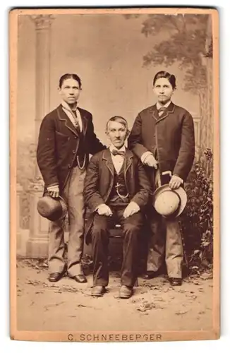 Fotografie C. Schneeberger, Wien, Karmelitergasse 4, Portrait Vater und Söhne in Anzügen mit Melone