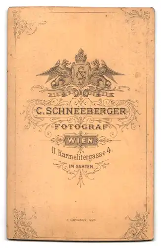 Fotografie C. Schneeberger, Wien, Karmelitergasse 4, Portrait Vater und Söhne in Anzügen mit Melone