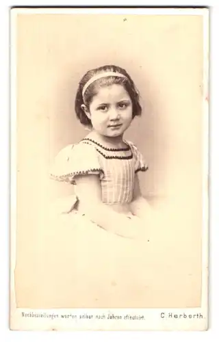 Fotografie Carl Herberth, Wien, Mayerhofgasse 8, Portrait kleines Kind im gestreiften Kleid mit Haarband