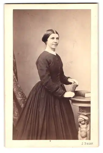 Fotografie J. Bauer, Wien, Mölkerbastei 20, Portrait junge Frau im schwarzen Kleid mit weissem Kragen