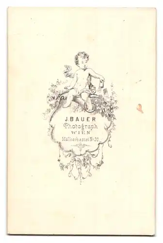 Fotografie J. Bauer, Wien, Mölkerbastei 20, Portrait junge Frau im schwarzen Kleid mit weissem Kragen