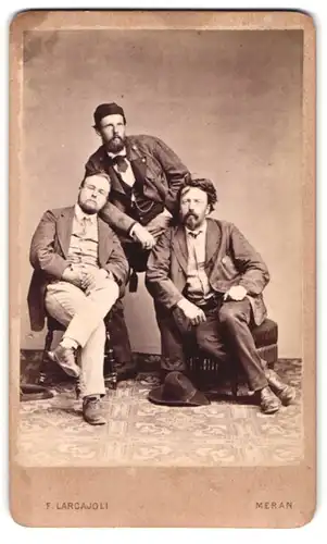 Fotografie F. Largajoli, Meran, Portrait drei Männer in Anzügen sitzen lässig im Atelier