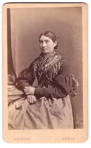 Fotografie F. Largajoli, Meran, Landstrasse, Portrait junge Frau im Kleid mit Halstuch sitzt im Atelier