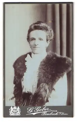 Fotografie G. Grober, Simbach a. Inn, Dultstr. 2, Portrait ältere Dame im weissen Kleid mit Pelz Überwurf
