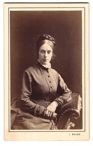 Fotografie L. Bauer, Wien, Mölkerbastei 20, Portrait junge Frau im dunklen Kleid mit Rüschenkragen und Hochsteckfrisur