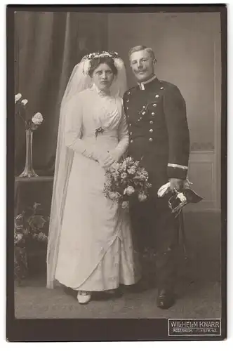 Fotografie Wilhelm Knarr, Rosenheim, Innstr. 42, Portrait bayrischer Ufz. in Uniform mit Pickelhaube, Kriegshochzeit