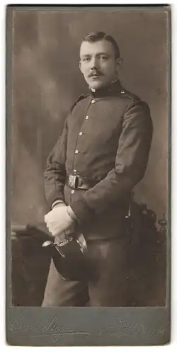 Fotografie Emil Stöger, Wien, Franz-Josef-Quai 29, Portrait österreichischer Soldat in Uniform mit Tschako und Bajonett