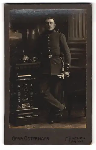 Fotografie Gebr. Ostermayr, München, Karlsplatz 6, Portrait Soldat in Uniform mit Pickelhaube und Bajonett samt Portepee