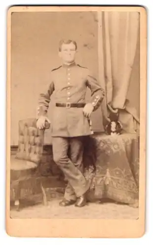 Fotografie M. Wild, Burghausen, Portrait bayrischer Soldat in Uniform mit Pickelhaube im Atelier
