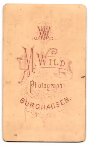 Fotografie M. Wild, Burghausen, Portrait bayrischer Soldat in Uniform mit Pickelhaube im Atelier