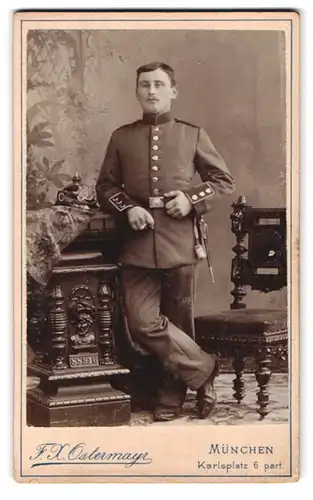 Fotografie F. X. Ostermay, München, Karlsplatz 6, Portrait bayrischer Soldat in Uniform mit Pickelhaube und Bajonett