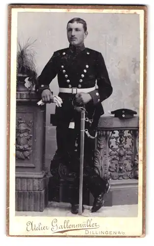 Fotografie Atlier Fritz Gallenmüller, Dillingen a. D., Donaustr. bayrischer Chevauleger in Uniform, Säbel und Krätzchen