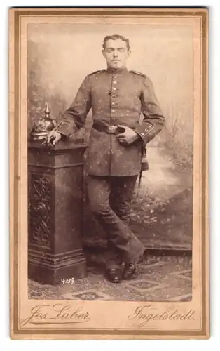 Fotografie Jos. Luber, Ingolstadt, Proviantgasse 878, Portrait bayrischer Soldat in Uniform mit Pickelhaube im Atelier