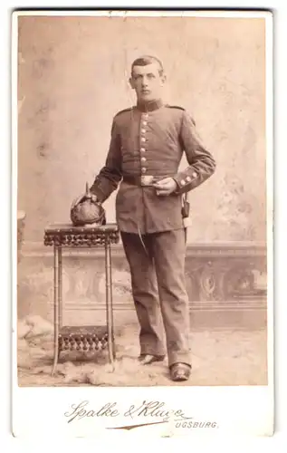 Fotografie Spalke & Kluge, Augsburg, Fuggerstr. u. Grottenau, bayrischer Soldat in Uniform mit Pickelhaube und Bajonett