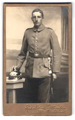 Fotografie Rud. Löbner, München, Ohlmüllerstr. 3, bayrischer Soldat in Uniform mit Pickelhaube und Bajonett Portepee
