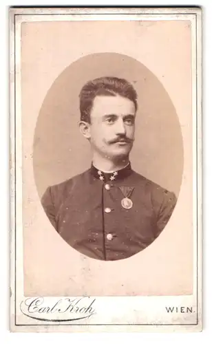 Fotografie Calr Koch, Wien, Piaristengasse 20, Portrait österreichischer Soldat in Uniform mit Orden