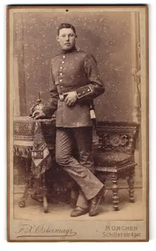 Fotografie F. X. Ostermayr, München, Schillerstr. 4, bayrischer Soldat mit Pickelhaube in Uniform, Bajonett mit Portepee