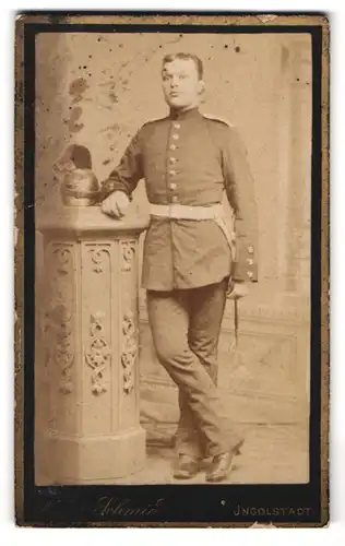 Fotografie Xavier Schmid, Ingolstadt, Ziegelbräugasse, bayrischer Soldat in Uniform mit Raupenhelm und Bajonett