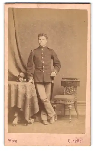 Fotografie G. Heitel, Wien, Landstrasse- Hauptstrasse 64, Portrait österreichischer Soldat in Uniform mit Tschako