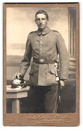 Fotografie Rud. Löbner, München, Ohlmüller-Str. 3, bayrischer Soldat in Uniform mit Pickelhaube und Bajonett