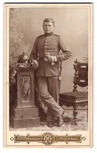 Fotografie F. X. Ostermayr, München, Karlsplatz 6, bayrischer Soldat in Uniform mit Pickelhaube und Bajonett Portepee
