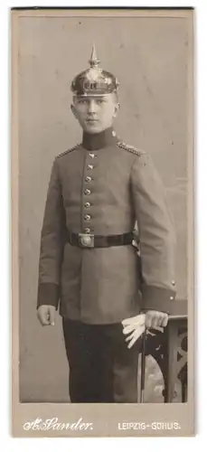 Fotografie A. Sander, Leipzig-Gohlis, Portrait sächsischer Einjährig-Freiwilliger mit Pickelhaube in Uniform