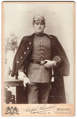 Fotografie Adolph Schindeler, München, Zweigstr. 10, bayrischer Soldat in Uniform mit Pickelhaube und Mantel