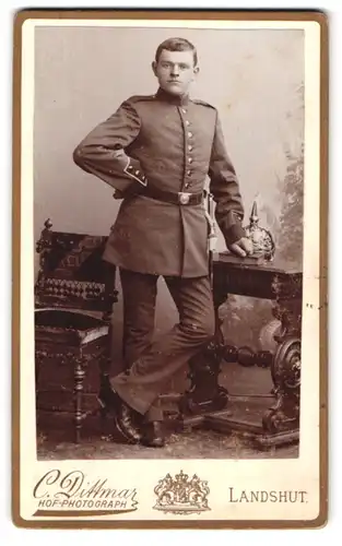 Fotografie C. Dittmar, Landshut, zwischen den Brücken, bayrischer Soldat in Uniform mit Pickelhaube und Bajonett