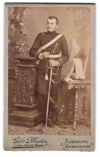 Fotografie Gebr. Martin, Augsburg, Bahnhofstr. 24, bayrischer Soldat in Uniform mit Pickelhaube und Säbel Portepee
