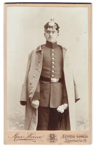 Fotografie MAx Heine, Leipzig-Gohlis, sächsischer Einjährig-Freiwilliger mit Pickelhaube und Uniform Mantel