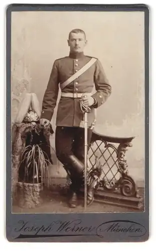 Fotografie Joseph Werner, München, Isarthorplatz 2, bayrischer Soldat in Uniform mit Pickelhaube und Säbel im Atelier