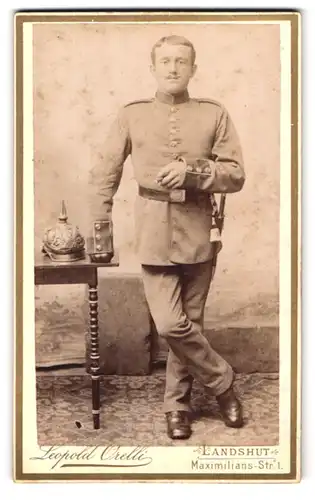 Fotografie Leopold Orelli, Landshut, Maximilians-Str. 1, bayrischer Soldat in Uniform mit Pickelhauben, Bajonett