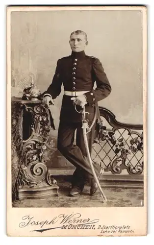 Fotografie Joseph Werner, München, Isarthorplatz 2, bayrischer Soldat in Uniform mit Pickelhaube und Säbel